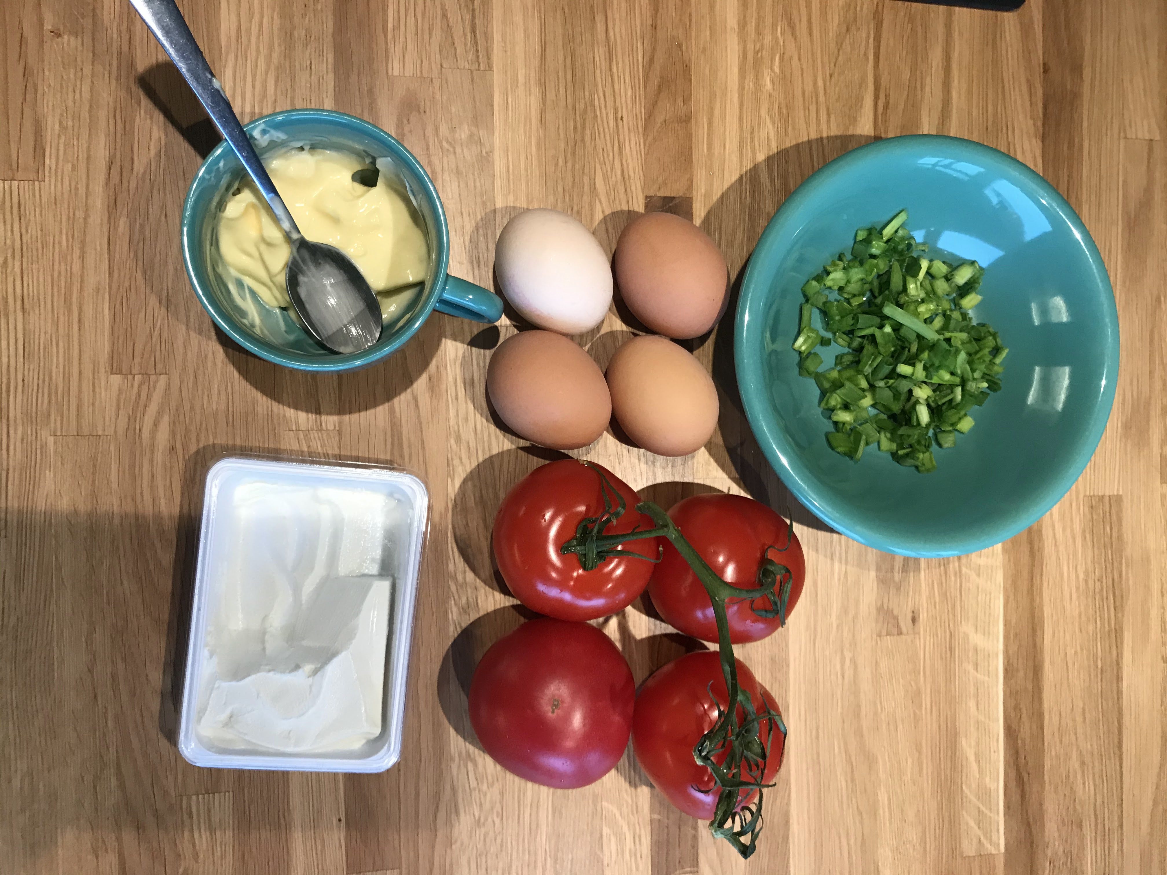 Składniki do potrawy; jajka, szczypiorek, pomidory, serek biały i majonez